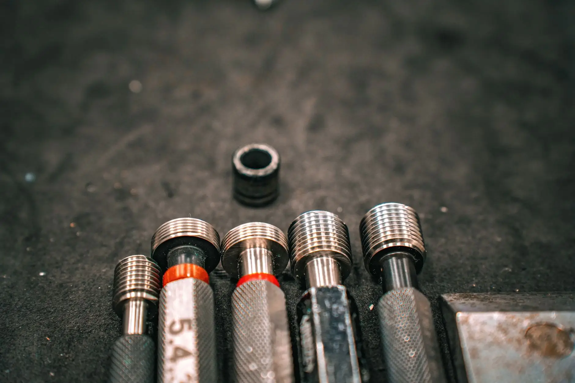 商业摄影中产品质感呈现的布光技巧与设备配置要点